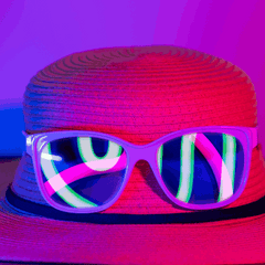 Moderne Neon LED Symbol Lampen Flamingo und Kaktus in farbenfroher Lifestyle Szene als dekorative Innenbeleuchtung