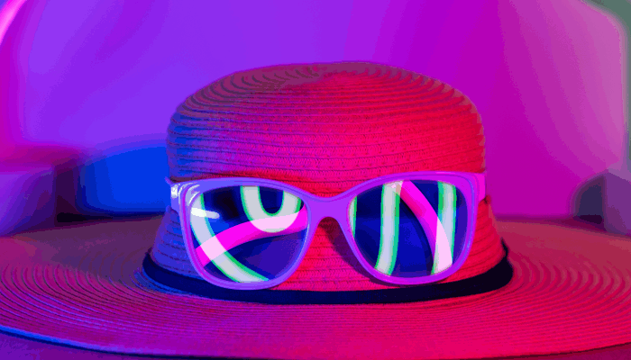 Moderne Neon LED Symbol Lampen Flamingo und Kaktus in farbenfroher Lifestyle Szene als dekorative Innenbeleuchtung