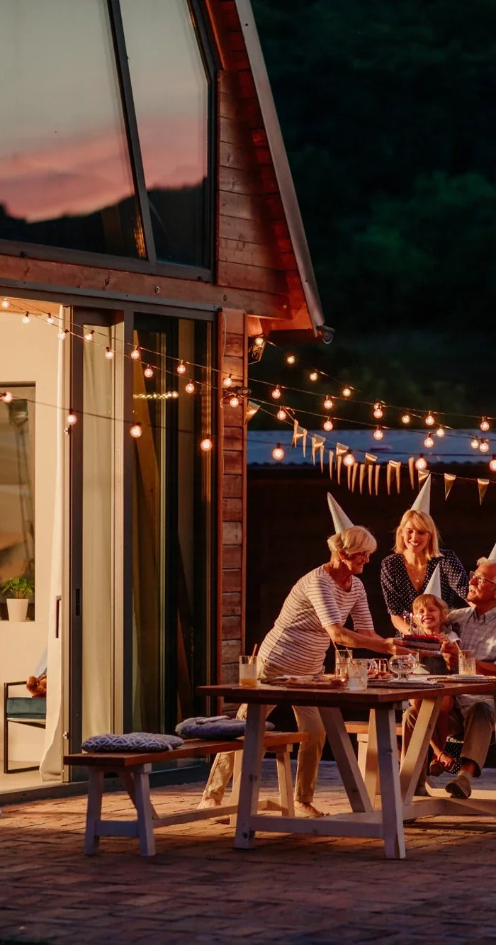 Außenlichterkette mit warmweißem Licht auf Terrasse – stimmungsvolle Gartenbeleuchtung für gemütliche Abende im Freien