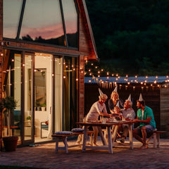 Außenlichterkette mit warmweißem Licht auf Terrasse – stimmungsvolle Gartenbeleuchtung für gemütliche Abende im Freien