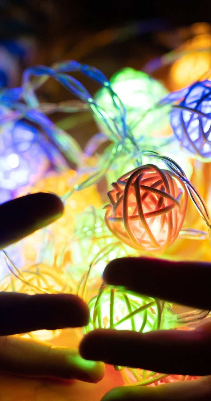 Dekorative bunte Lichterketten – perfekte Beleuchtung für Partys, Wohnzimmer und kreative Dekoration.