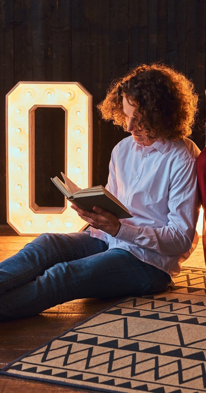 LED Leuchtbuchstaben LOVE als dekorative Beleuchtung im Wohnzimmer