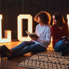 LED Leuchtbuchstaben LOVE als dekorative Beleuchtung im Wohnzimmer