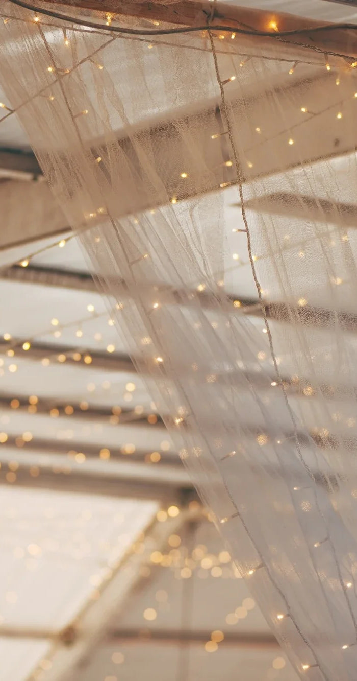 LED-Lichternetz und Lichtervorhang mit warmweißem Licht für stimmungsvolle Außenbeleuchtung bei Events, Terrassen und Überdachungen