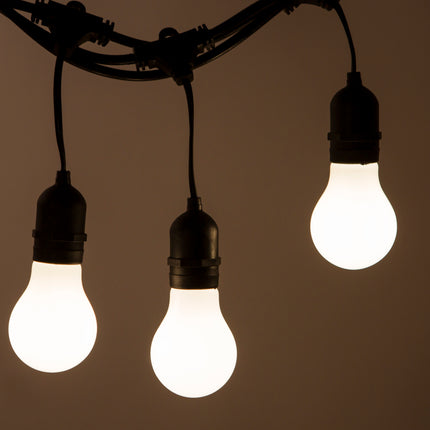Lichterkette mit Pendel 10M mit 20 Mattweiß LED-Birnen, E27, 4W, Glas, Dimmbar, Schwarzes Kabel, Verbindbar 120M, für Außen