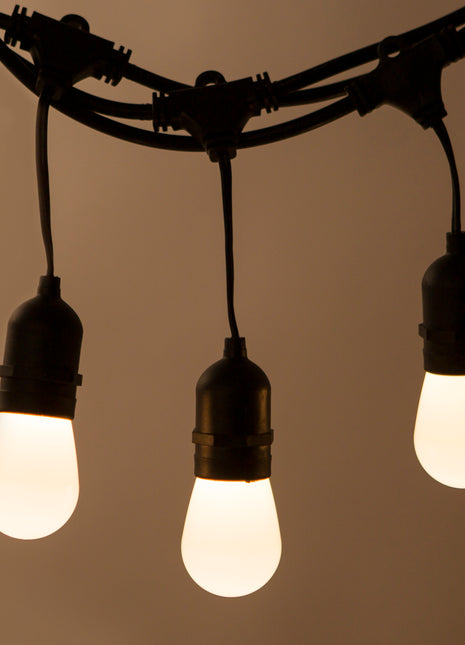 Lichterkette mit Pendel 10M mit 20 Mattweiß Birnen-LEDs, E27 1W, Dimmbar, Schwarzes Kabel, Warm Licht, Verbindbar 500M, für Außen
