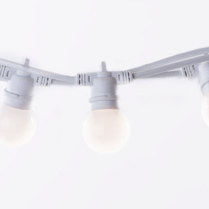Lichterkette 5M mit 10 Mattweiß Lampen-LEDs, E27 2.4W, Weißes Kabel, Warm Licht, Verbindbar 300M, für Außen