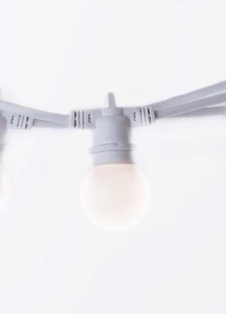 Lichterkette 5M mit 10 Mattweiß Lampen-LEDs, E27 2.4W, Weißes Kabel, Warm Licht, Verbindbar 300M, für Außen