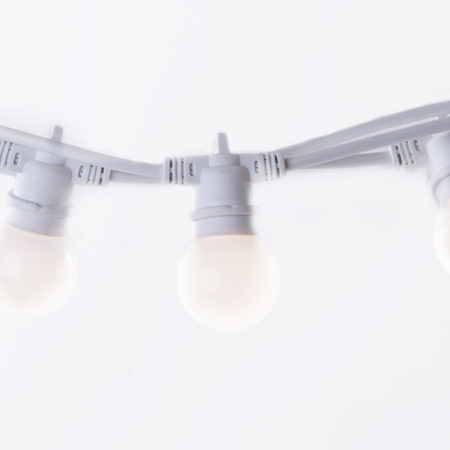 Lichterkette 5M mit 10 Mattweiß Lampen-LEDs, E27 2.4W, Weißes Kabel, Warm Licht, Verbindbar 300M, für Außen