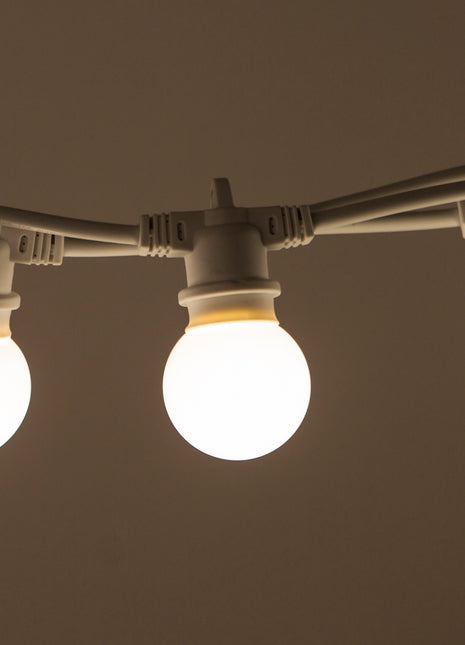 Lichterkette 5M mit 10 Mattweiß Lampen-LEDs, E27 2.4W, Weißes Kabel, Warm Licht, Verbindbar 300M, für Außen