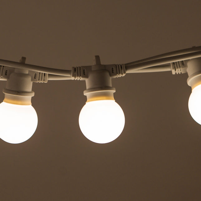Lichterkette 5M mit 10 Mattweiß Lampen-LEDs, E27 2.4W, Weißes Kabel, Warm Licht, Verbindbar 300M, für Außen