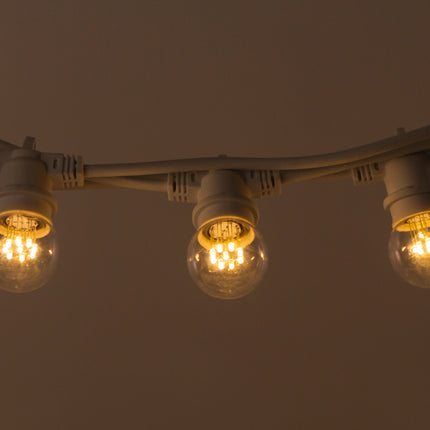 Lichterkette 5M mit 10 Lampen mit 9 LEDs, E27 1W, Dimmbar, Weißes Kabel, Warm Licht, Verbindbar 1000M, für Außen