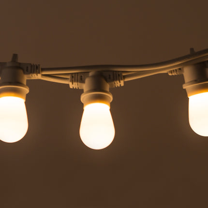 Lichterkette 5M mit 10 Mattweiß LED-Birnen, E27, 1W, Kunststoff, Dimmbar, Weißes Kabel, Verbindbar 1000M, für Außen