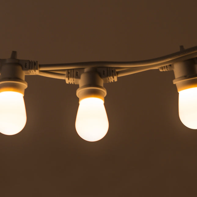 Lichterkette 5M mit 10 Mattweiß LED-Birnen, E27, 1W, Kunststoff, Dimmbar, Weißes Kabel, Verbindbar 1000M, für Außen