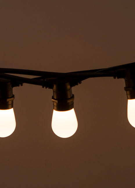 Lichterkette 10M mit 20 Mattweiß Birnen-LEDs E27 1W, Dimmbar, Schwarzes Flachkabel/Rundkabel, Warm Licht, Verbindbar 500M, für Außen