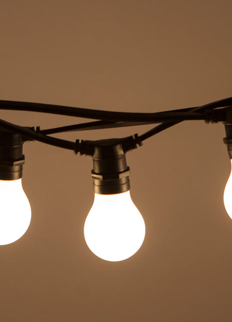 Lichterkette 10M mit 20 Mattweiß LED-Birnen, E27, 4W, Schwarzes Flachkabel/Rundkabel, Warm Licht, Verbindbar 120M, für Außen