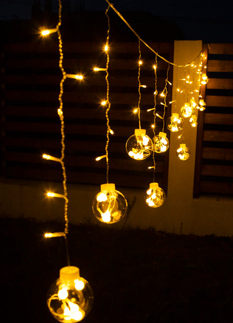 Dekorative Lichtervorhang 2,5M mit 12 Globen, 108 LEDs, Durchsichtig Kabel, Warm Licht, Verbindbar 12,5M für Außen