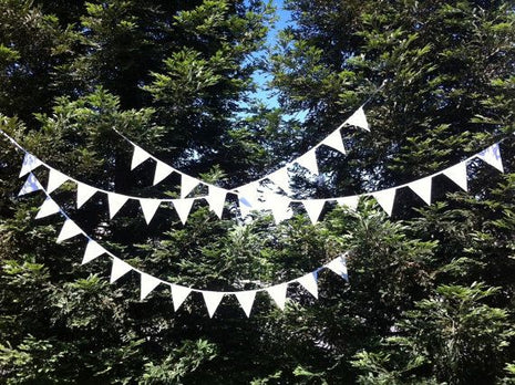 5M Wimpelkette mit 15 Stück Weißen Stofffahnen, für Außen