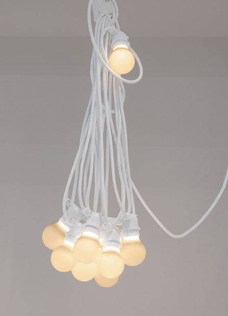 Lichterkette 5M mit 10 Mattweiß LED-Birnen A60, E27, 3W, Kunststoff, Dimmbar, Weißes Kabel, Verbindbar 330M, für Außen