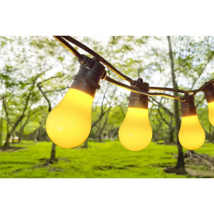 Lichterkette mit schwarzem Kabel und gelben LED-Leuchtmitteln im Außenbereich