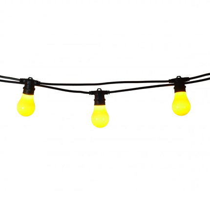 Lichterkette mit schwarzem Kabel und gelben LED-Leuchtmitteln im Außenbereich