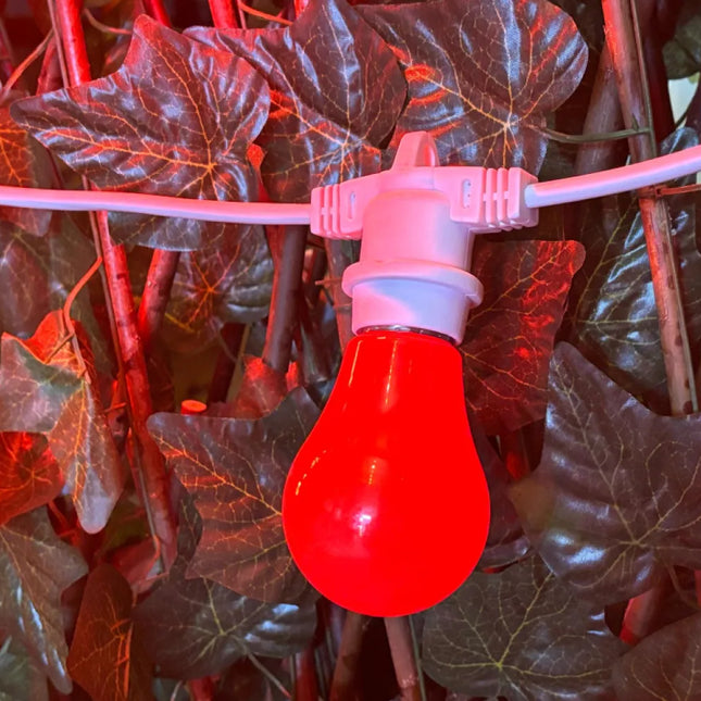 Außenlichterkette mit schwarzem Kabel und roten LED-Leuchtmitteln