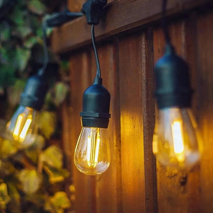ST45 LED-Filamentlampen an einer Außenlichterkette im Garten