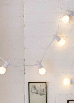 Lichterkette 5M mit 10 Matt LED-Lampen, Weißes Kabel, Natürliche Licht, Verbindbar 30M, für Außen