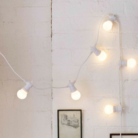 Lichterkette 5M mit 10 Matt LED-Lampen, Weißes Kabel, Natürliche Licht, Verbindbar 30M, für Außen