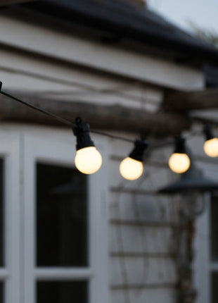 Lichterkette 5M mit 10 Matt LED-Lampen, Schwarzes Kabel, Sehr Warmes Licht, Verbindbar 30M, für Außen