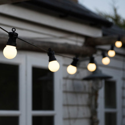 Lichterkette 5M mit 10 Matt LED-Lampen, Schwarzes Kabel, Sehr Warmes Licht, Verbindbar 30M, für Außen