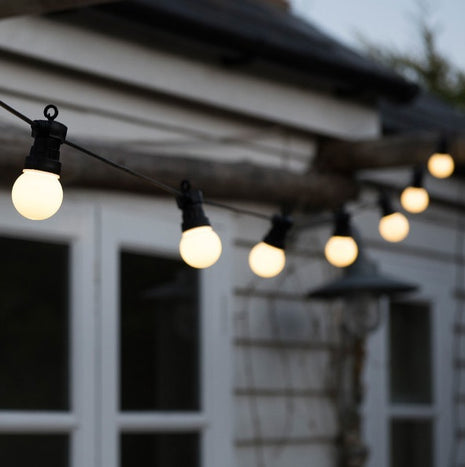 Lichterkette 5M mit 10 Matt LED-Lampen, Schwarzes Kabel, Sehr Warmes Licht, Verbindbar 30M, für Außen