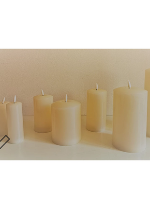 LED Kerze 7,5 x 11 cm, Realistische Flamme mit Batterien und Fernbedienung