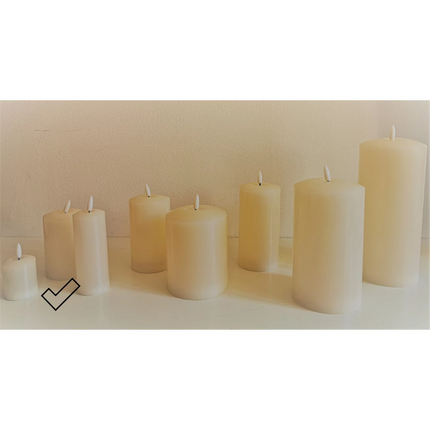 LED Kerze 7,5 x 11 cm, Realistische Flamme mit Batterien und Fernbedienung