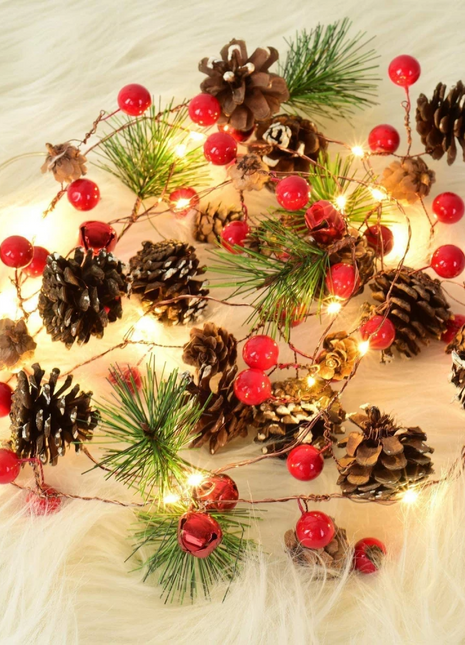 Lichterkette 2M mit 20 LEDs, mit roten Beeren, 6 Kugeln und Tannenzapfen, Warm Licht, Batteriebetrieben