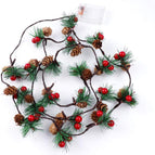 GLD341 - Lichterkette 2M mit 20 LEDs mit kleinen roten Beeren, Glocken und Tannenzapfen