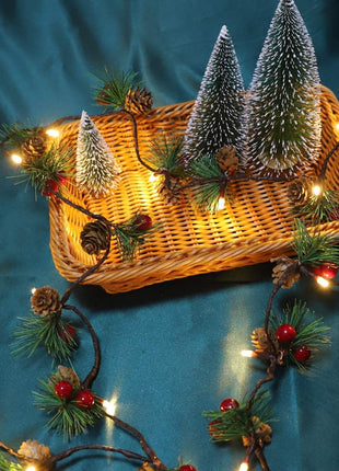 Lichterkette 2M mit 20 LEDs mit kleinen roten Beeren, Glocken und Tannenzapfen, Warm Licht, Batteriebetrieben