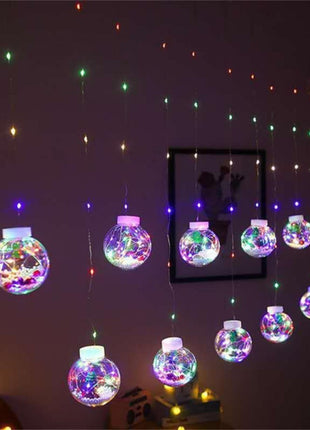 Lichtervorhang 3M mit 10 Große Kugeln mit Tannenbäumen darin, Silberkupfer Draht, Mehrfarbige Licht RGB, Verbindbar 15M, für Außen