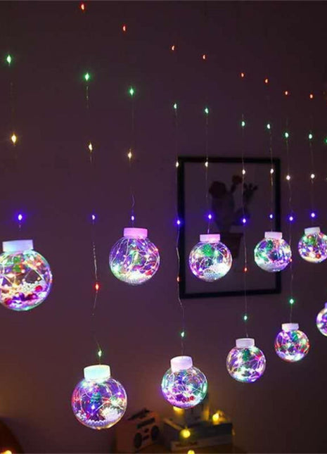 Lichtervorhang 3M mit 10 Große Kugeln mit Tannenbäumen darin, Silberkupfer Draht, Mehrfarbige Licht RGB, Verbindbar 15M, für Außen