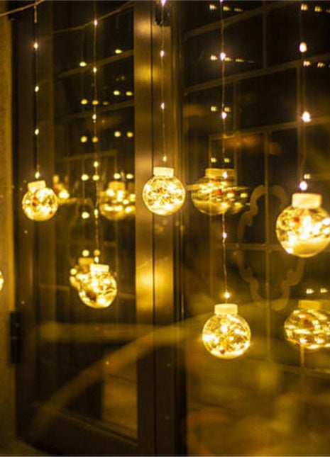 Lichtervorhang 3M mit 10 Große Kugeln mit Tannenbäumen darin, Silberkupfer Draht, Warm Licht, Verbindbar 15M, für Außen