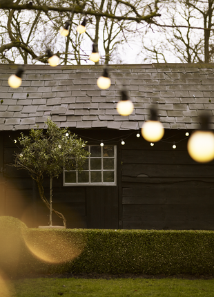 Lichterkette 5M mit 10 Matt LED-Lampen, Schwarzes Kabel, Sehr Warmes Licht, Verbindbar 30M, für Außen