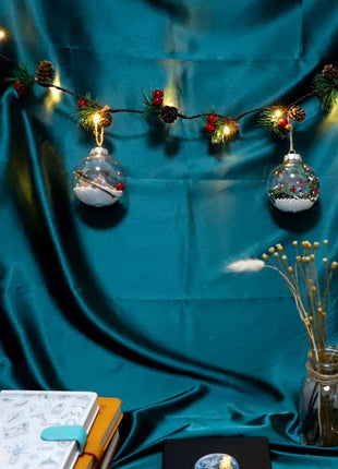 Lichterkette 2M mit 20 LEDs mit kleinen roten Beeren, Glocken und Tannenzapfen, Warm Licht, Batteriebetrieben