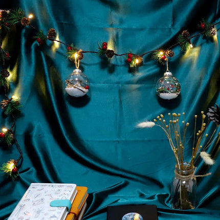 Lichterkette 2M mit 20 LEDs mit kleinen roten Beeren, Glocken und Tannenzapfen, Warm Licht, Batteriebetrieben