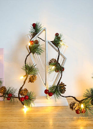 Lichterkette 2M mit 20 LEDs mit kleinen roten Beeren, Glocken und Tannenzapfen, Warm Licht, Batteriebetrieben