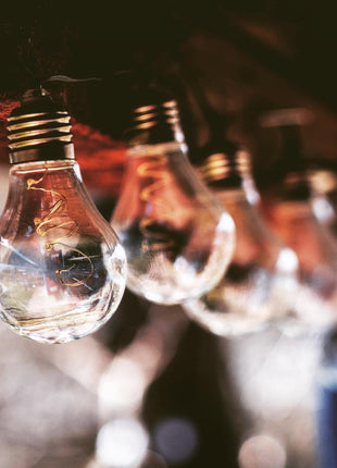 Party Lichterkette 2M mit 10 Glühbirnen mit 50 Mini-LEDs, Durchsichtig Kabel, Warm Licht, Batteriebetrieben, für Außen