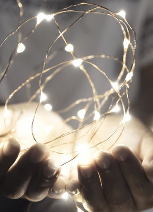 Silberdraht Lichterkette 20M mit 200 LEDs mit Fernbedienung und Batteriebetrieb, Kalt Licht, für Außen