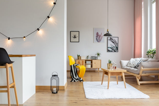 Wohnzimmer mit modernen Lichterketten an der Wand, minimalistischer Einrichtung und gemütlicher Atmosphäre – Inspiration von Lichterkettenwelt für stilvolle Innenbeleuchtung.