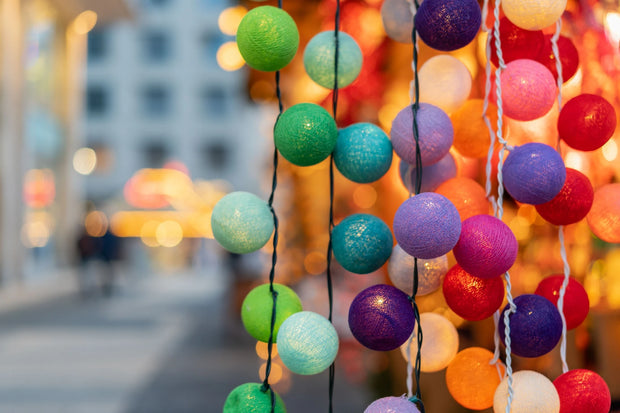 Dekorative Lichterkette mit farbigen Kugeln für stimmungsvolle Beleuchtung