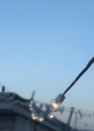 Lichterkette 10M mit 20 Speziellen Lampen-LEDs, Weißes Kabel, Warm Licht, Verbindbar 1000M, für Außen