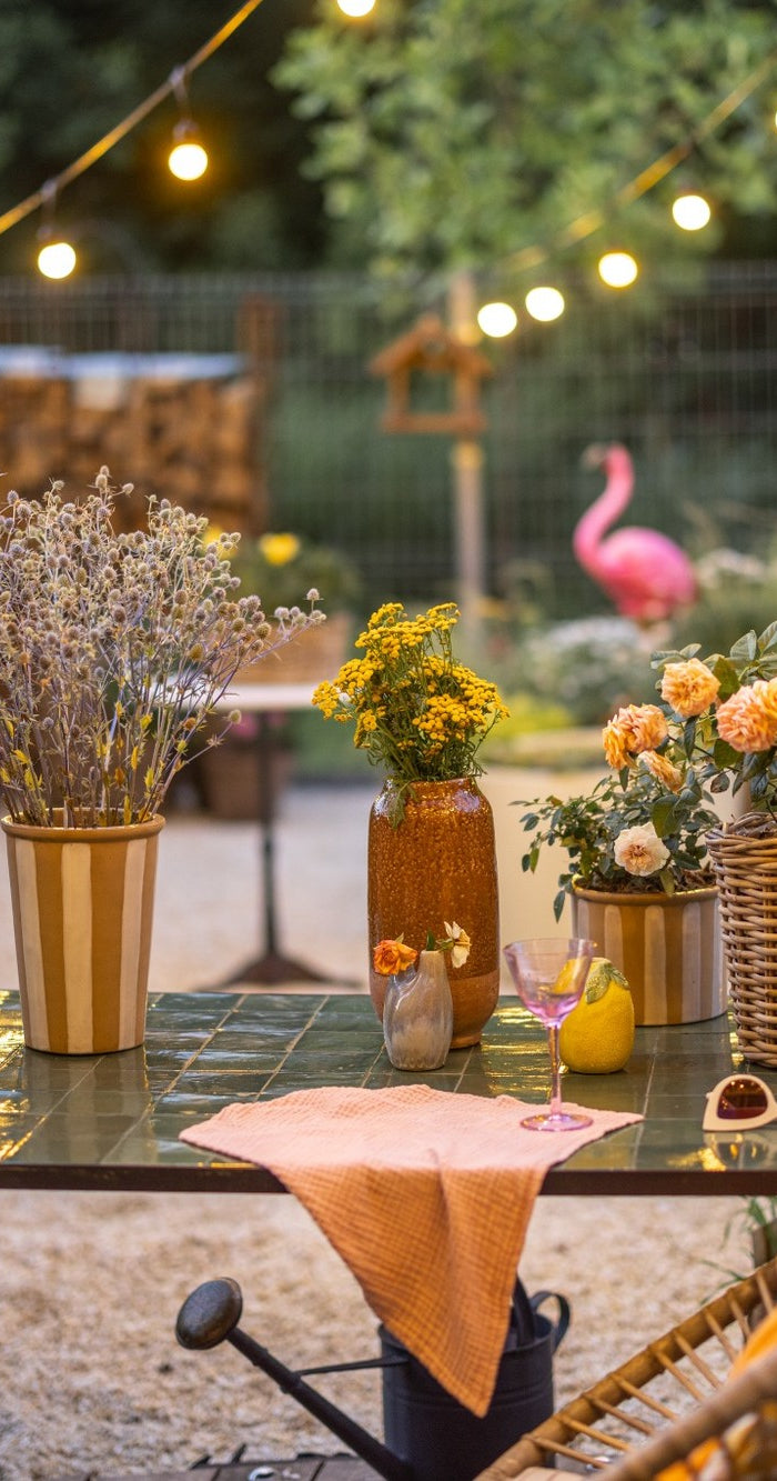 Gemütlicher Garten mit Lichterketten und Blumen am Sommerabend
